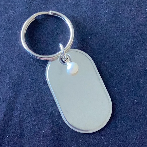 🦪 Vantel Pearls Dog Tag Keychain. - Picture 1 of 3